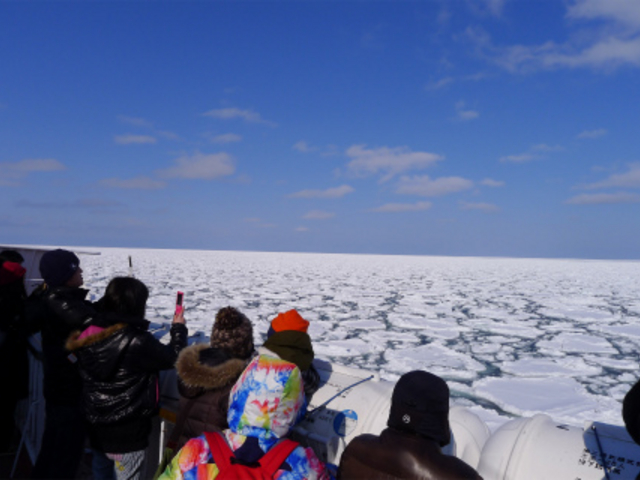 展望デッキから眺める流氷が拡がるオホーツクの海_網走流氷観光砕氷船おーろら