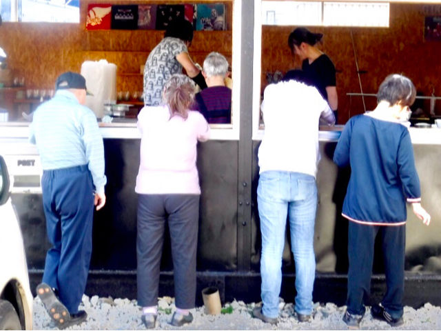 �{�݂̊F����ŁI
���͏����̂ő��̊O���牞��_�Ɏq�H�[�@GLOW