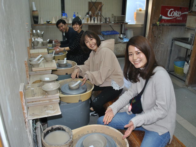 親しい仲間との陶芸体験。きっと楽しい想い出になります。_土工房陶芸教室