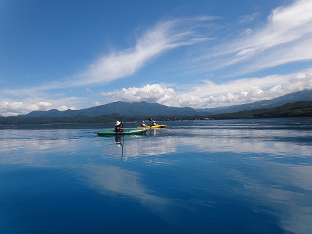 水深423.4メートル。深く、神秘的な雰囲気をたたえる“田沢湖ブルー”。_田沢湖アウトドアツアー