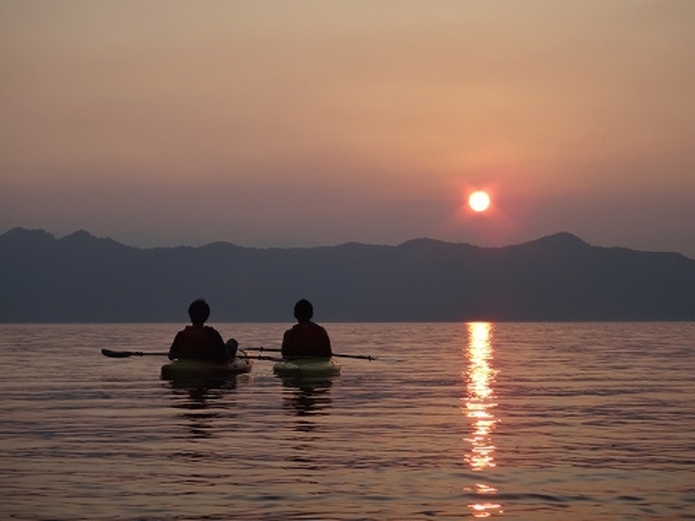 沈む夕日を眺めるサンセットツアー。_田沢湖アウトドアツアー