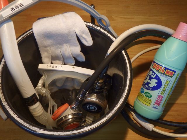 使用した器材は1回ごと消毒されます。マスク、レギュレーター、グローブを塩素につけて5分間殺菌します。_伊豆高原ダイビングスクール リトルリッツ