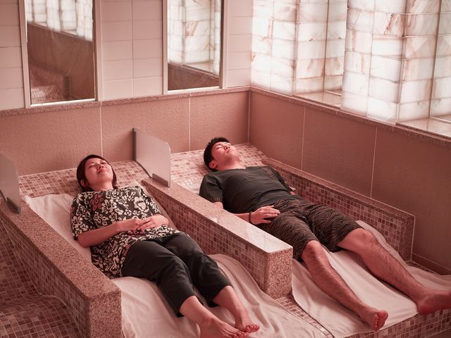 岩盤浴【癒塩】
岩盤ベッドを曲線系にすることで体の負担が軽く、まるで宙に寝そべっているかのような独特の浮遊感が味わえます。_美楽温泉 SPA-HERBS