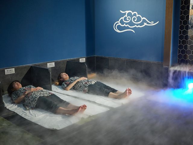 岩盤浴【遊空】
ナノ水で雲を発生させ、雲に包まれているような心地よさを感じ、リラックスしながらお過ごしいただけるお部屋です。_美楽温泉 SPA-HERBS