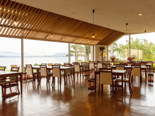 明るく、開放感のあるレストランです。湖の景色もバッチリ_玉造国際ホテル(長楽園グループ)