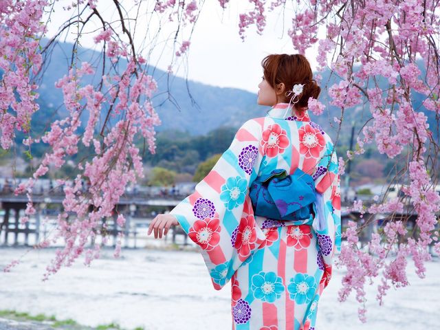 ���E���R