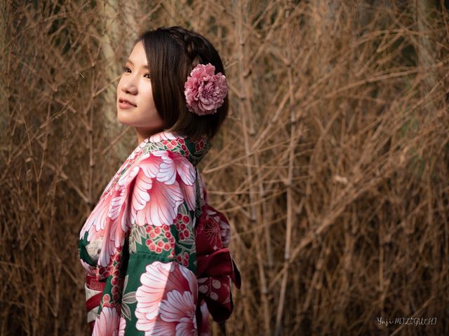 ���E���R