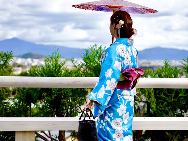 ���E���R