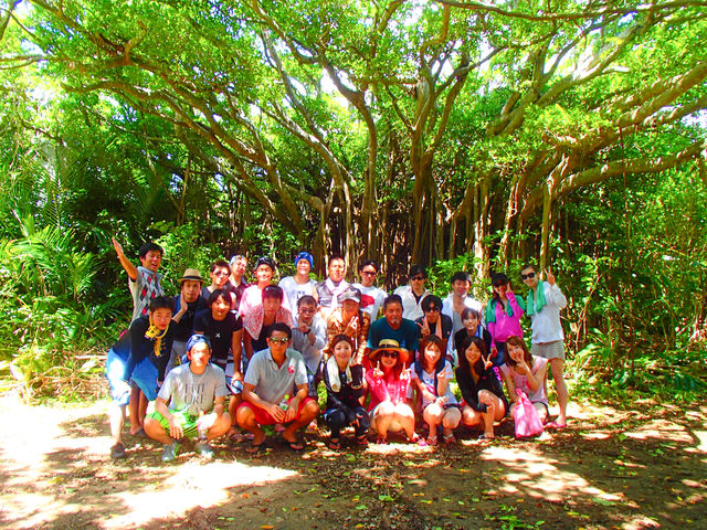 パワースポットがじゅまるの木の下で記念写真_パナリ島観光