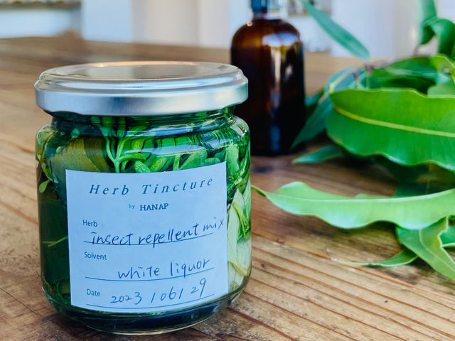 ���������ʂ̂���n�[�u����ނ��I���W�i���Ńu�����h���āA�y�b�g�⏬���Ȃ��q���܂����S���Ďg����V�R�̒������`���L���B
�������Ŋ�߂��Ē������X�v���[�ɁB_HANAP