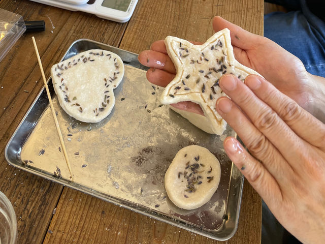 �育�ːΌ����B��ŔS�y�V�т̂悤�ɍD���Ȍ`�ɐ��`������A�^���������ĉ����`�ɏo���܂��B_HANAP