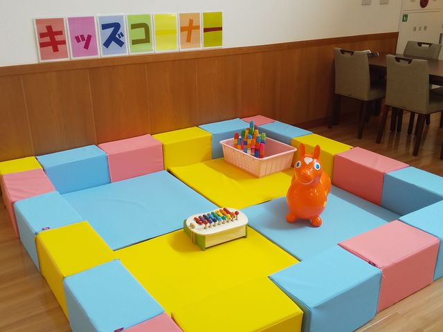 1�K�ɂ̓L�b�Y�R�[�i�[�����p�ӂ��Ă��܂��B_�{�̊X������ �]�˗V