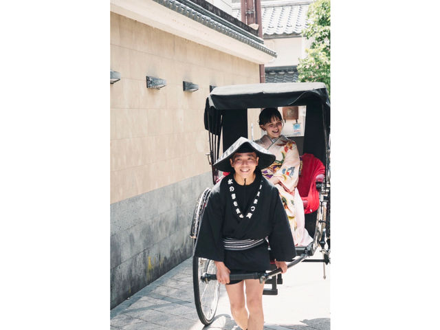 ���̓s�𑖂�l�͎ԁu�܂΁v