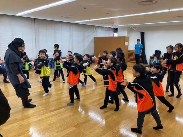 �E��KIDS