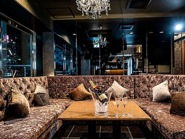 LUXURY BAR��KARAOKE PALACE �p���X �a�J�w�O�X�̎ʐ^1