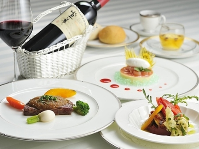 THE MAIN DINING̎ʐ^1