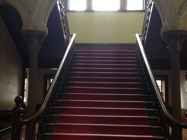 �����Ă����́A��K�i_�k�C�������{����(�Ԃ�񂪒���)