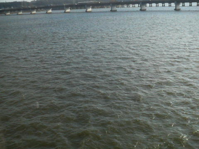 �΂̏��ʂ鎭�����̎ԓ�����C�̂悤�ȌΖʂ��B�e�B�������ɂ͕��s���ĎԂ��ʂ鋴���˂����Ă܂��B_�k�Y