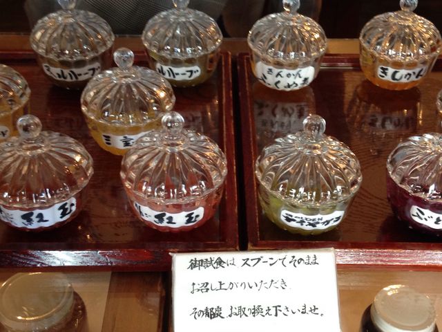 ジャムの試食瓶もレトロでお洒落_飯島商店