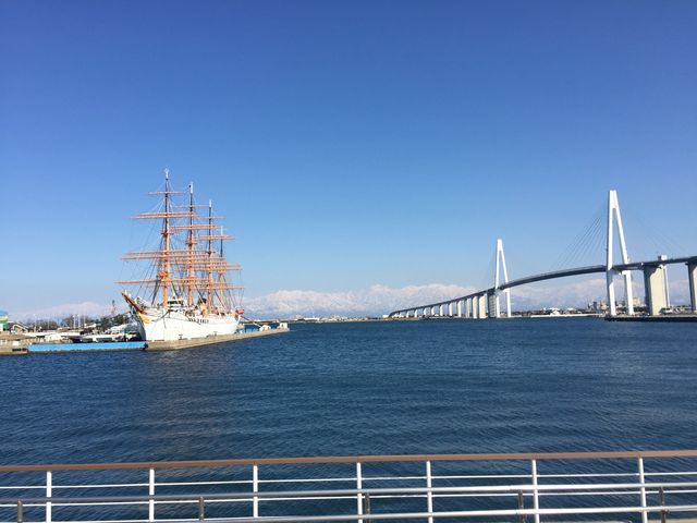 帆船が帆を張る日は決まっているそうです。3月の海王丸、富山湾、立山連峰です。_新湊観光船