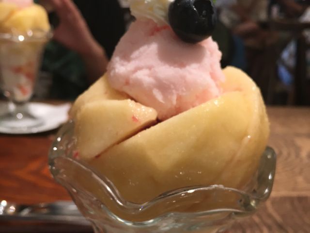 人気メニューの桃パフェです_くらしき桃子・倉敷本店