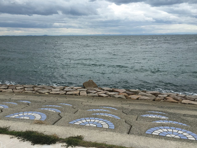 ぼんやり座って海を眺めるのも気持ちがいいです。_多賀の浜海水浴場