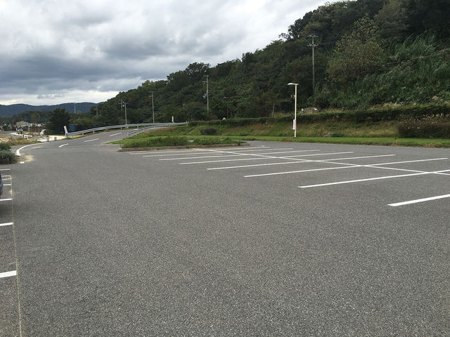 駐車場は無料でとても広かったです。_多賀の浜海水浴場