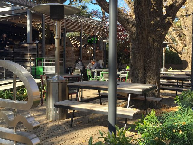 �\�̃e���X�ȉ��ɂ͑傫�ȃX�g�[�u������܂����B���̐Ȃ��O������񂪍������e�[�u���ł��B_�V�F�C�N �V���b�N �O�������傤���ؓX�iSHAKE SHACK�j