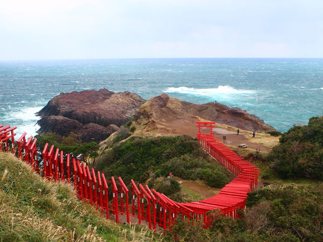 荒々しい日本海と真っ赤な鳥居_元乃隅神社