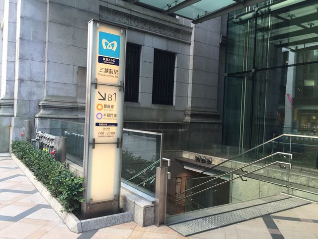 �}���_�����I���G���^���̑O�̒n��o���B���̐�ɎO�z���B_�O�z�O�w