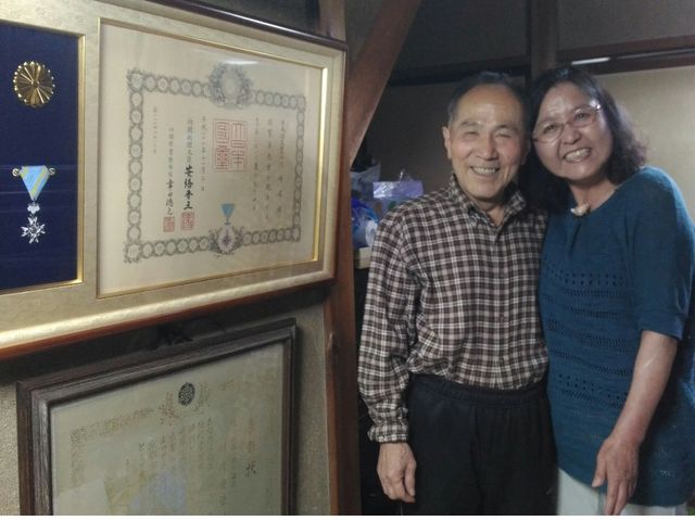 �܏�ƌM�͂̑O�ŁA�Ί�̐搶�ƋL�O�B�e��_���̍i��H�[���