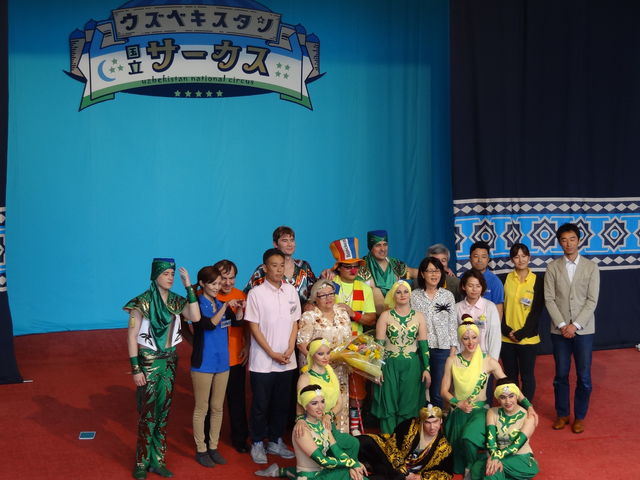 ���̓��̓E�Y�x�L�X�^���T�[�J�X�̍ŏI���@���Z��̋L�O�ʐ^�B�e_��O���������ك��g�����[���h