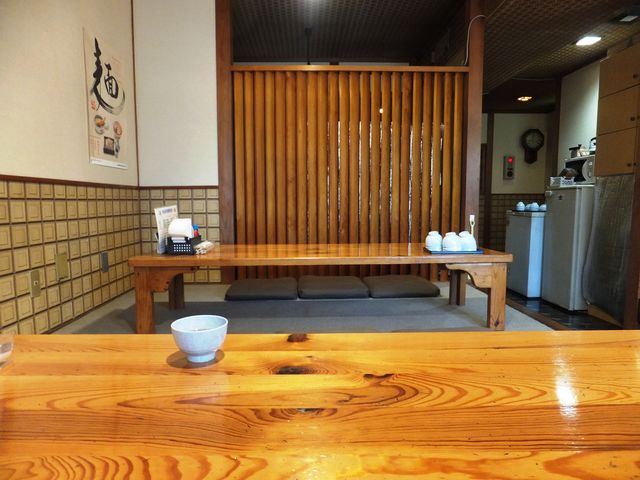 1K̓e[uȁA2K͍~ɂȂĂ܂B_XH