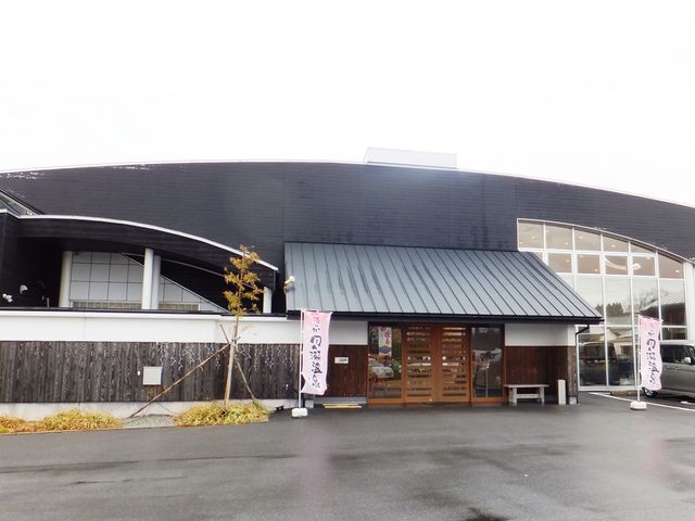 ����{�݂̓����F���ԏꂪ�^��O�ōL���ł��B_�~�̋��@���P������