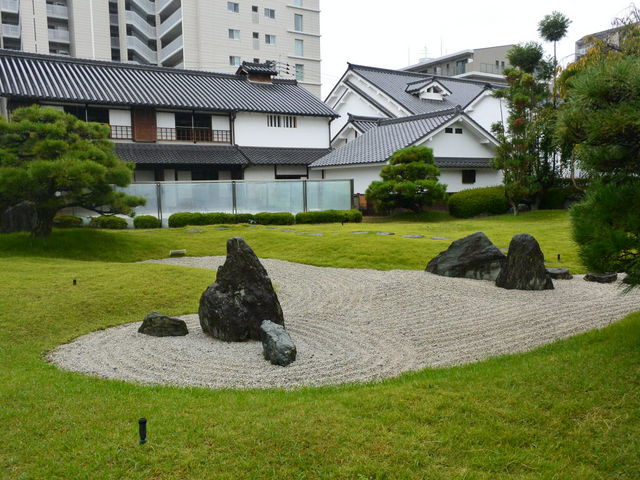 �����Ɉ͂܂�Đ^�񒆂ɂ͒낪�L����B_�݂�̂܂������̋�