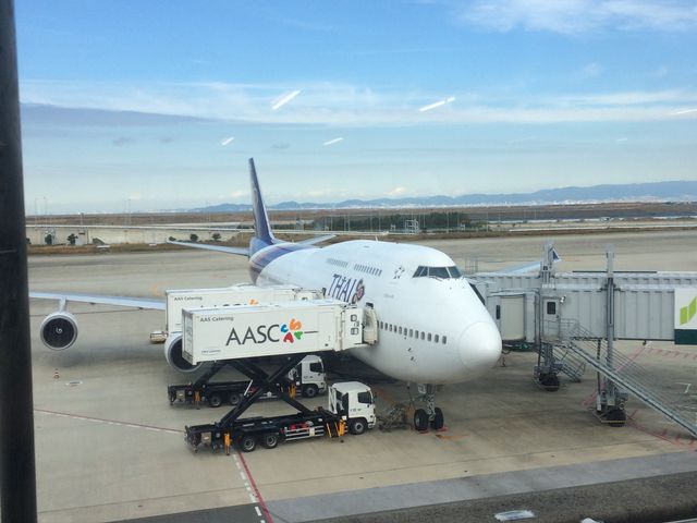 関空を離発着する飛行機(搭乗スペースから)_関西国際空港