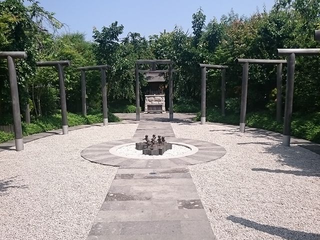 ^񒆂ɋB̌`̃IuWF_S_