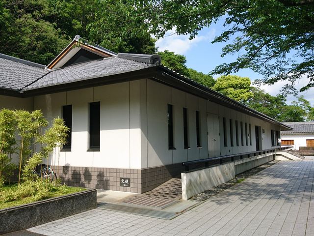 �����̉��ɂ���_���̎s��������j����������