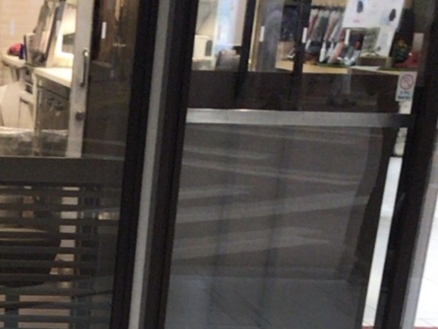 ���X�̑O�ɂ�_�A���e�B�E�A���Y�@�L�����i�����g�ˎ��X