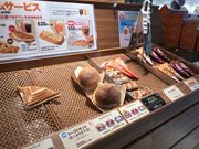 ~Nۂ̃T}NJtFԒXiCHOCO CRO SAINTMARC CAFEj̓eʐ^1