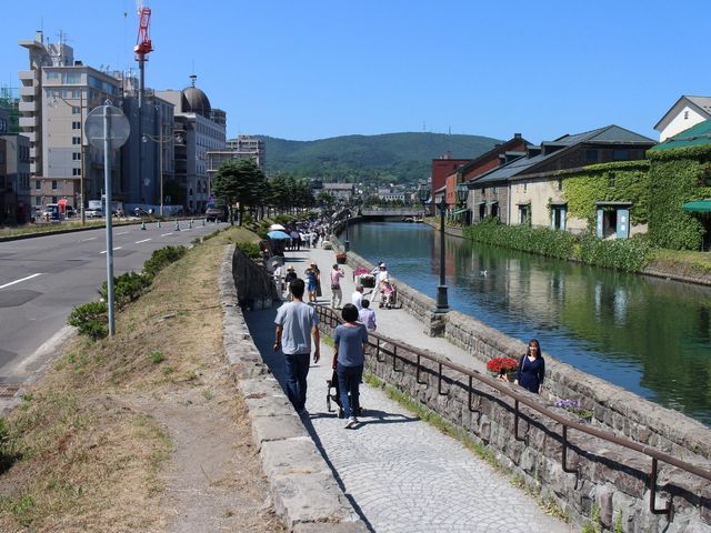 �^��_�^�͂ƐΑ��q�ɌQ