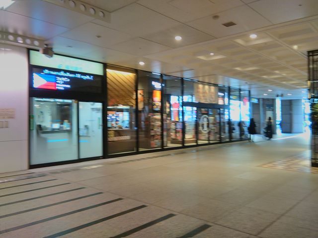 三越ライオン広場側からの外観。左の設備は福銀の外貨両替所。_福岡市観光案内所(天神)