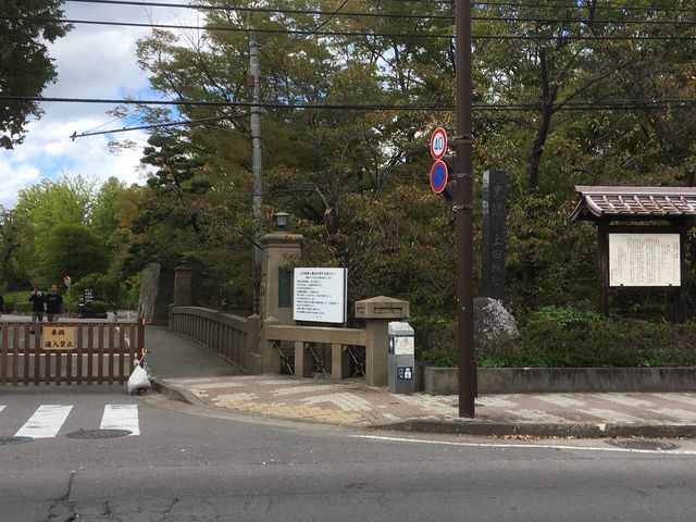 道路を挟んだ目の前に上田城二の丸橋があります。_上田市観光会館