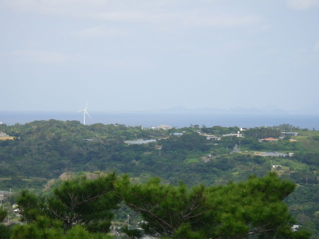 水平線のかなたに伊是名島が見える_嵐山展望台（沖縄県名護市）