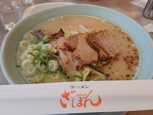 E102̂ڂ񃉁[EXJC[haӓX̓eʐ^2