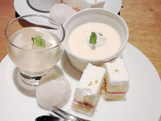 �X�C�[�c�A�H�ו���ł����A�A�A�������Ŗ�������Ă��܂��A�A���̂悤�ȃX�C�[�c�����H�ׂ��Ȃ��c�O�ł�_�͌��O�����h�z�e��