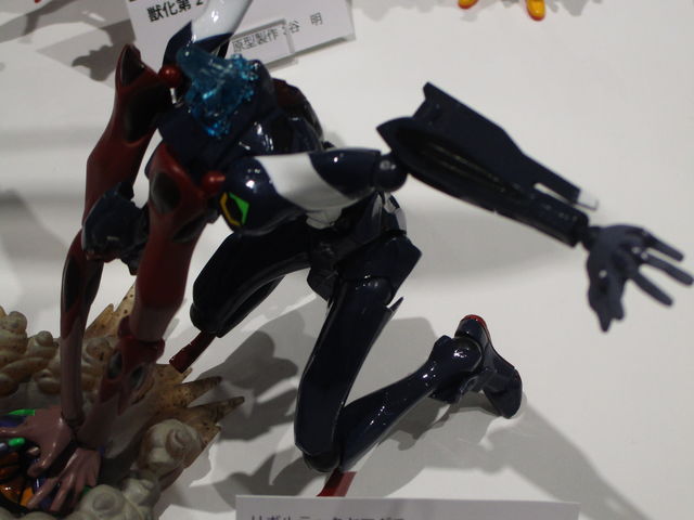 �Q�{�̘r���͂��Ă錨�̊֐ߕ������C�ɂȂ���_�~�`���ꂭ��悵�t�B�M���A�~���[�W�A��