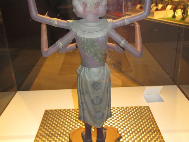 ���C�����̔w��_�~�`���ꂭ��悵�t�B�M���A�~���[�W�A��