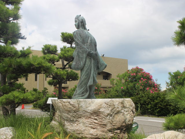 記念館前の「見返り美人」の像_菱川師宣記念館