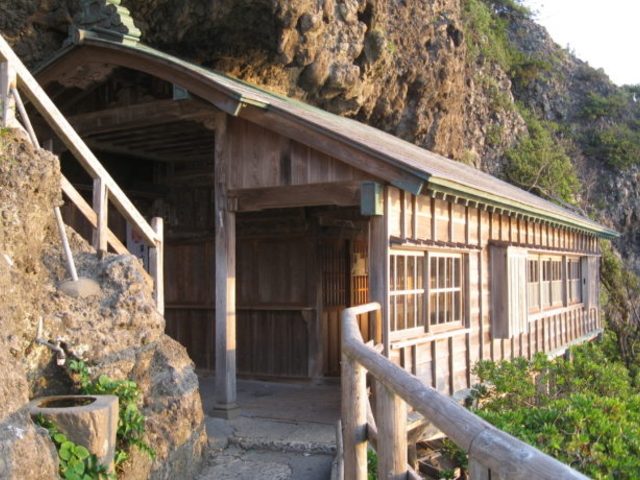 岩室神社(いろうじんじゃ)結構綺麗に岩の下に嵌ってます_石廊崎